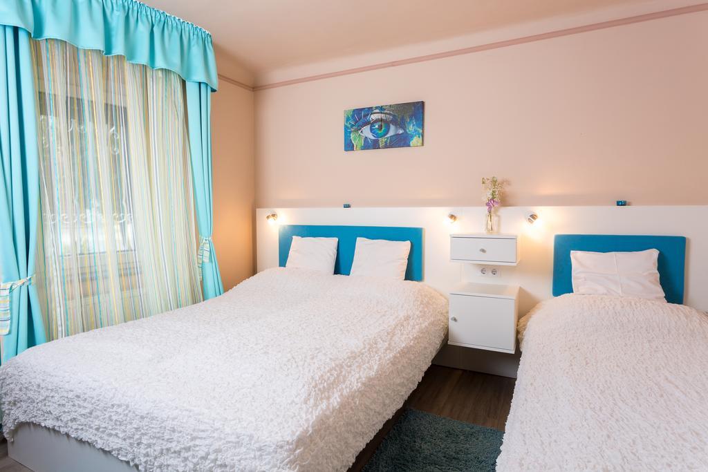 Szivarvany Panzio Szeged Phòng bức ảnh